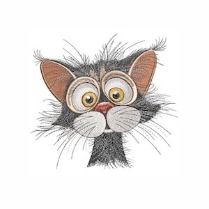 Puede incluir: Cara de gato bordada con ojos grandes y anchos, una nariz rosa y largos bigotes blancos. El pelaje del gato es principalmente negro y gris, con orejas marrones. El diseño tiene una expresión de sorpresa, perfecto para un proyecto divertido y caprichoso.