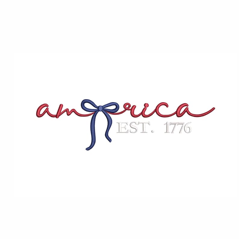 K&ouml;nnte beinhalten: Auf wei&szlig;em Hintergrund steht das Wort "America" in Schreibschrift, mit einer blauen Schleife und dem Text "EST. 1776". Das Wort "America" ist rot, die Schleife blau.