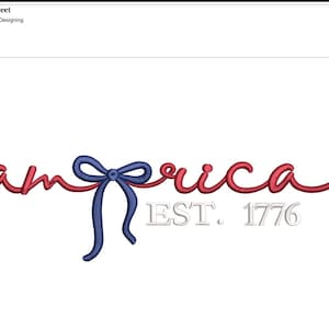 K&ouml;nnte beinhalten: Gesticktes Design mit dem Wort "america" in roter Schrift, einer blauen Schleife und dem Text "EST. 1776" in Silber. Das Design ist 21,6 cm breit und 6,2 cm hoch. Patriotisches Thema.