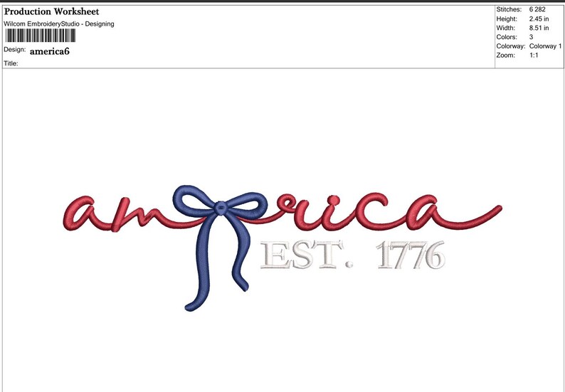 K&ouml;nnte beinhalten: Gesticktes Design mit dem Wort "america" in roter Schrift, einer blauen Schleife und dem Text "EST. 1776" in Silber. Das Design ist 21,6 cm breit und 6,2 cm hoch. Patriotisches Thema.