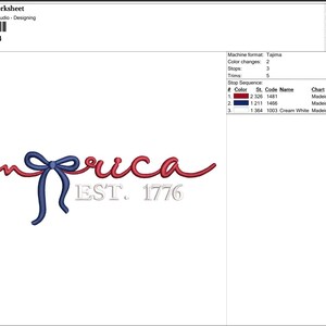 K&ouml;nnte beinhalten: Ein Stickdesign-Arbeitsblatt mit dem Wort "america" in roter Schrift, einer blauen Schleife und dem Text "EST. 1776" in cremewei&szlig;. Das Arbeitsblatt enth&auml;lt technische Details wie Stichanzahl und Farbcodes.