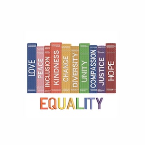 Könnte beinhalten: Eine Reihe bunter Bücher mit Titeln wie „Liebe“, „Frieden“ und „Hoffnung“. Das Wort „Gleichheit“ wird unter den Büchern in einem Regenbogen von Farben angezeigt. Die Bücher sind vertikal angeordnet.