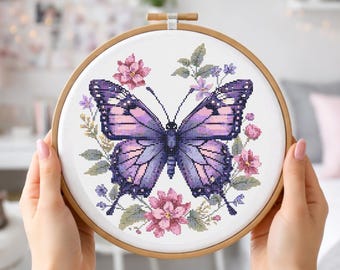 Wzór haftu krzyżykowego „Motyl”, schemat haftu kwiatowego w kolorze fioletowym, elegancki haft z motywem owadów, próbnik dekoracji ściennych DIY, natychmiastowe pobranie pliku PDF