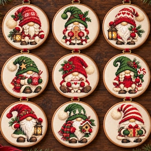 Op de afbeelding: Negen ronde borduurringen met kruissteekontwerpen van kerstkabouters. Elke kabouter draagt een feestelijke muts en houdt kerstitems vast zoals lantaarns, peperkoek, mokken, zuurstokken, vogelhuisjes of ingepakte cadeaus in rood en groen.