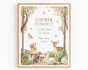 Könnte beinhalten: Gerahmte Kreuzstich-Geburtsanzeige mit einer Waldszene, die ein Reh, ein Eichhörnchen und ein Kaninchen zeigt. Der Text lautet "SOPHIA PRESCOTT" mit Geburtsdetails: 3,9 kg, 50,8 cm, sowie Geburtsdatum und -zeit.