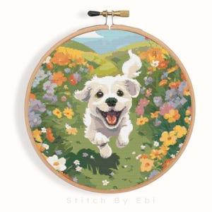 Puede incluir: Bordado de punto de cruz en un aro de madera que representa un perro blanco feliz corriendo por un campo de flores de colores. El perro tiene una nariz verde y una gran sonrisa. El fondo presenta colinas y un cielo azul. El texto "Stitch By Ebi" está en la parte inferior.