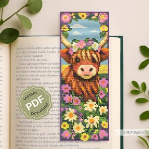 Puede incluir: Un marcapáginas hecho a mano con una vaca de las Tierras Altas con una corona de flores, rodeada de flores. El marcapáginas es un diseño de punto de cruz con un fondo de cielo azul. El texto "Instant PDF Download" es visible.