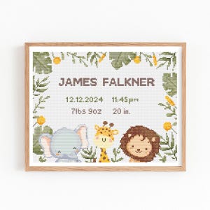 Può includere: Annuncio di nascita a punto croce incorniciato con il nome "JAMES FALKNER", data, ora, peso (3,43 kg) e lunghezza (50,8 cm). Il design include un elefante, una giraffa e un leone, circondati da un bordo di foglie.
