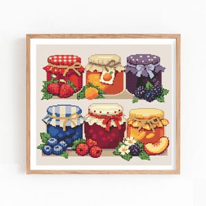 Puede incluir: Un bordado a punto de cruz enmarcado con seis tarros de conservas. Los tarros tienen tapas y lazos de diferentes colores y están llenos de varias frutas como fresas, arándanos y melocotones. La obra de arte es pixelada.