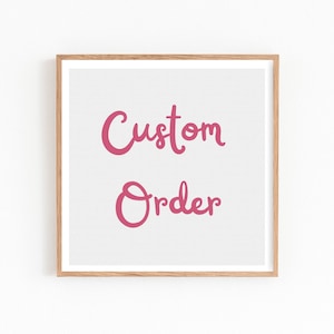Puede incluir: Impresión enmarcada con las palabras "Custom Order" en rosa, en fuente cursiva. El fondo tiene un patrón blanco texturizado similar a la tela. El marco es de madera marrón claro.