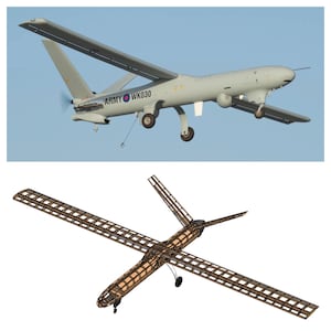 Könnte beinhalten: Ein hellgraue Militärdrohne mit der Aufschrift "ARMY WK030" am Rumpf fliegt vor blauem Himmel. Darunter befindet sich ein Drahtmodell der Drohne, das ihre innere Struktur zeigt.