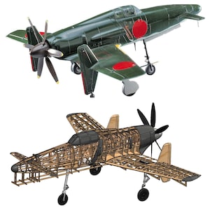 Könnte beinhalten: Zwei Modellflugzeuge sind abgebildet. Das obere Flugzeug ist dunkelgrün mit roten Kreisen und einem Propeller. Das untere Flugzeug ist ein Holzrahmen eines Flugzeugs mit Propeller und schwarzem Cockpit.