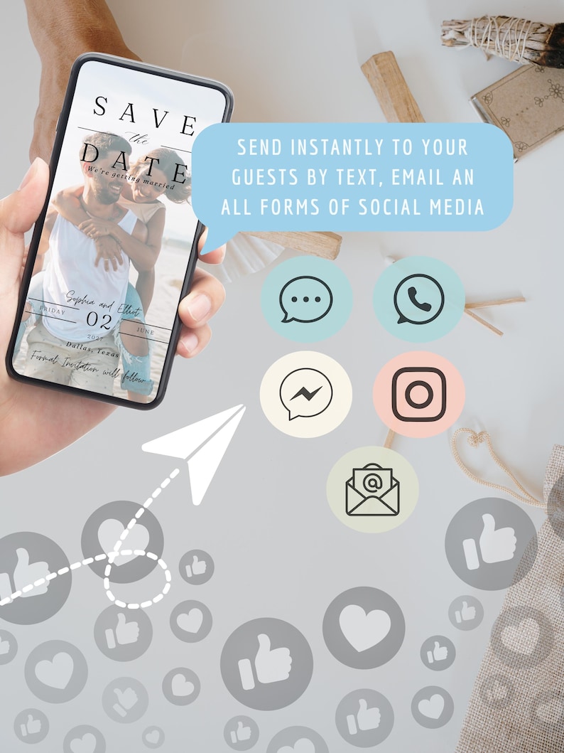 Puede incluir: Un tel&eacute;fono inteligente muestra un anuncio de boda "Save the Date" con una foto de una pareja. El tel&eacute;fono est&aacute; en una mano, con un bocadillo azul claro que dice "Env&iacute;a instant&aacute;neamente a tus invitados por mensaje de texto, correo electr&oacute;nico y todas las redes sociales."