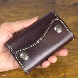 Portafoglio portachiavi in pelle cerata – Organizer compatto per chiavi con portachiavi e slot per carte – Design a tre ante – Rigidità media – Regalo fatto a mano per lui