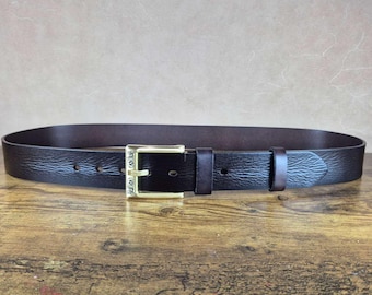 Vintage Ledergürtel für Herren: Massive Messingschnalle mit Gravur