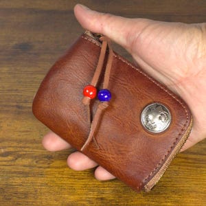 Llavero vintage de cuero encerado al aceite – Llavero de piel de vaca hecho a mano para el control remoto del coche y las llaves de casa – Botón frontal decorativo – Regalo rústico