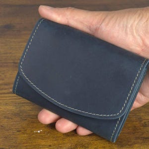 Handgefertigte Crazy Horse Leder Geldbörse Clutch mit Gravur - Flap Design, Kartenhalter, Münzfach, minimalistisches Geschenk für Sie und Ihn