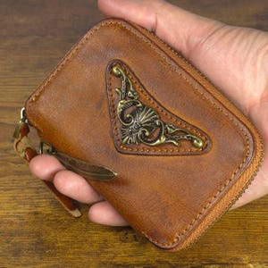 Estuche vintage de cuero encerado con cremallera para llaves de casa y coche. Estilo clutch con detalle metálico frontal. Regalo hecho a mano con llavero.