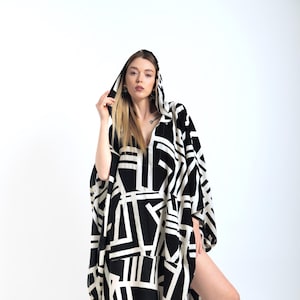 Kaftan z kapturem w geometrycznym stylu: szlafrok z wiskozy z kieszenią. Kostium na Halloween, imprezę, basen, sukienka.