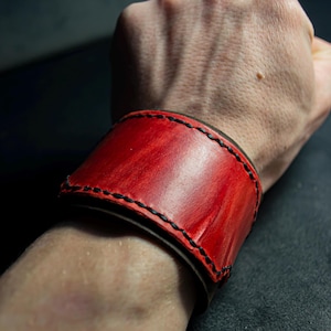 Lederarmband: Dieses Armband wird zu einem erstaunlichen Geschenk für alle. Breites Lederarmband Personalisierung mit Ihrem Text