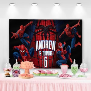 K&ouml;nnte beinhalten: Eine wei&szlig;e Keramik-Tasse mit schwarzem Henkel und dem Text "But First, Coffee" in fetter, schwarzer Schrift. Die Tasse steht auf einer Holzoberfl&auml;che. Die Tasse ist etwa 10 cm hoch.