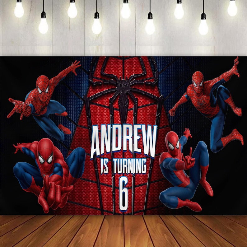 K&ouml;nnte beinhalten: Eine Geburtstag-Banner im Spiderman-Design mit dem Text "ANDREW IS TURNING 6". Das Banner zeigt mehrere Bilder von Spiderman in Actionposen vor einem rot-blauen Hintergrund mit Spinnennetz-Design.