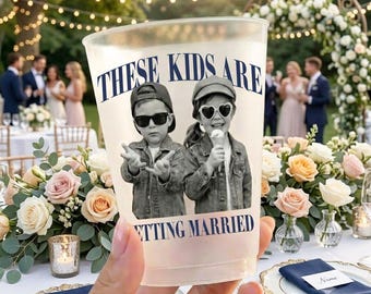 Puede incluir: Un vaso de plástico esmerilado con el texto azul oscuro "THESE KIDS ARE GETTING MARRIED" y una fotografía en blanco y negro de dos niños con chaquetas vaqueras, gorros y gafas de sol, uno de ellos sosteniendo un cono de helado.
