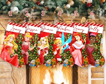 Puede incluir: Seis calcetines navideños rojos con ilustraciones impresas de varios personajes femeninos con ropa festiva. Cada calcetín tiene un puño blanco con un nombre personalizado impreso en letra roja, incluyendo Lancy, Jessie, Grace, Amber y Sally.