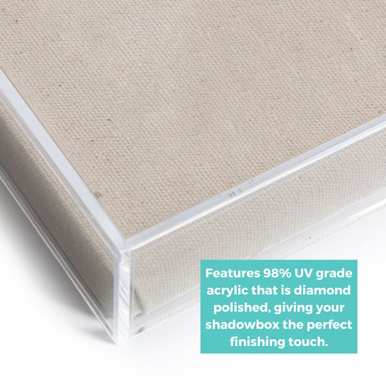 Puede incluir: Una caja de sombra de acr&iacute;lico transparente con un forro de tela beige. La caja est&aacute; hecha de acr&iacute;lico 98% UV de grado, pulido con diamante, lo que le da a tu caja de sombra el toque final perfecto.