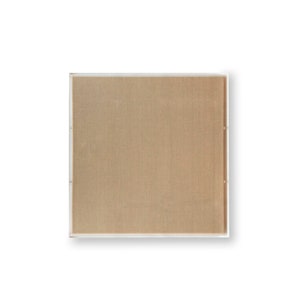 Puede incluir: Un lienzo enmarcado con una textura de lino beige. El marco es blanco y tiene un dise&ntilde;o simple.