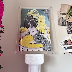 Puede incluir: Un collage enmarcado con una mujer que lleva un sombrero y un vestido brillante, rodeada de flores amarillas y una lata de maíz. El collage está sobre un fondo verde.