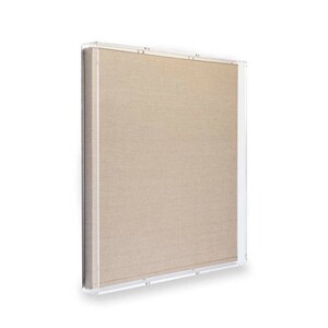 Puede incluir: Una obra de arte de lienzo beige enmarcada en un marco de acr&iacute;lico transparente.