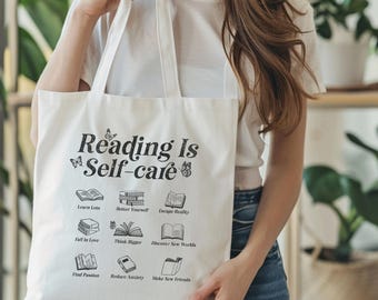 Puede incluir: Bolsa de tela blanca con el texto "Reading Is Self-care" en negro. La bolsa presenta nueve ilustraciones de libros con texto que describe los beneficios de la lectura, como "Learn Lots", "Better Yourself" y "Escape Reality".