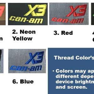 Puede incluir: Primer plano de diez opciones de color diferentes para hilo de bordar. El hilo se utiliza para crear el logotipo "X3 can-am" en varios colores, incluyendo sand&iacute;a, amarillo ne&oacute;n, rojo, verde ne&oacute;n, negro y azul. El texto "Thread Color's Available" se muestra en azul sobre un fondo azul oscuro. El texto "Los colores pueden aparecer diferentes dependiendo del nivel de brillo del dispositivo y la pantalla." se muestra en blanco sobre un fondo azul oscuro.