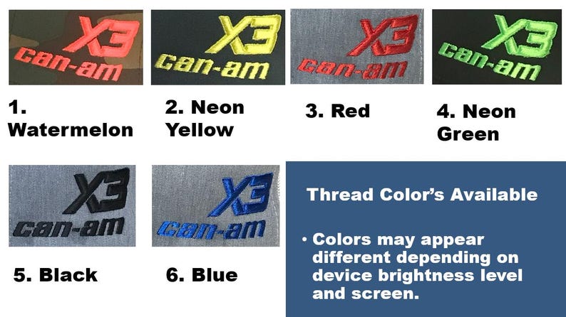 Puede incluir: Primer plano de diez opciones de color diferentes para hilo de bordar. El hilo se utiliza para crear el logotipo "X3 can-am" en varios colores, incluyendo sand&iacute;a, amarillo ne&oacute;n, rojo, verde ne&oacute;n, negro y azul. El texto "Thread Color's Available" se muestra en azul sobre un fondo azul oscuro. El texto "Los colores pueden aparecer diferentes dependiendo del nivel de brillo del dispositivo y la pantalla." se muestra en blanco sobre un fondo azul oscuro.