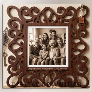 Peut inclure: Un cadre photo carré en bois brun foncé avec des motifs de volutes découpés au laser. Le cadre contient une photographie en noir et blanc d'une famille de cinq personnes. Le texte sur le cadre indique : Chaque Souvenir a son Histoire - Cadre Artisanal.