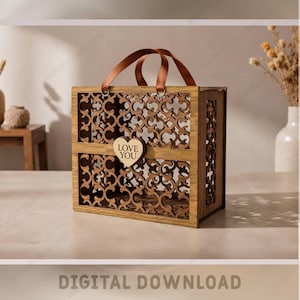 Könnte beinhalten: Eine rechteckige Holzbox mit filigranen, lasergeschnittenen Ornamentmustern an den Seiten, zwei braunen Bandgriffen und einem kleinen herzförmigen Holzschild auf der Vorderseite mit dem Text LOVE YOU. Das Design ist für 3 mm Material.