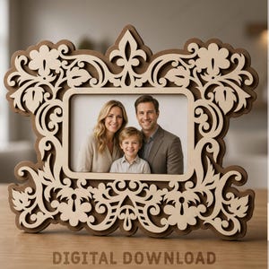 Peut inclure: Un cadre photo en bois découpé au laser avec une bordure ornée de motifs floraux et de volutes. Le cadre contient une photo d'une famille de trois personnes. Le texte indique: MATERIAL WITH 3MM DXF SVG AI EPS PDF et DIGITAL DOWNLOAD.