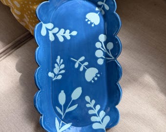 Wunderschöne handgemachte Servierplatte mit Bogenkante in Hell- und Königsblau