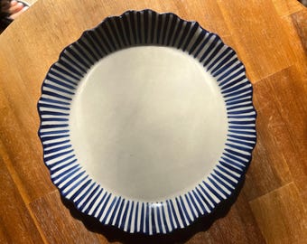 Plato de postre de 7 pulgadas con borde filigranado y diseño de rayas azules de inspiración francesa.
