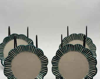 Juego de 4 platos de inspiración francesa con rayas verde azulado y borde festoneado pintado a mano.