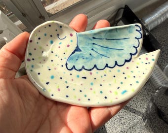 手作りのかわいい水玉模様の陶器の鳥皿