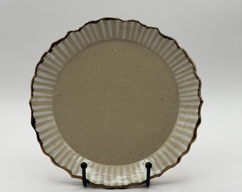 Plato de postre de porcelana con rayas blancas y borde con volantes, de inspiración francesa
