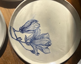 Plato de postre botánico con flores azules - Inspiración francesa - 18 cm