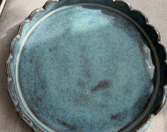 Plato festoneado hecho a mano en azul denim - 7,5 pulgadas