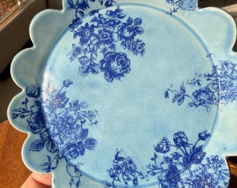 Vintage-inspirierte gezackte Blumenplatte