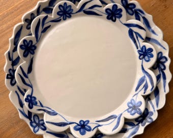 Prato com borda ondulada floral azul