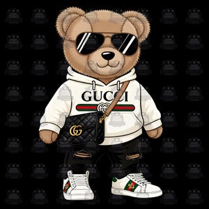 Puede incluir: Un oso de peluche marrón con gafas de sol, una sudadera blanca con "GUCCI" estampado, vaqueros negros rasgados y zapatillas blancas con detalles verdes y rojos. El oso lleva un bolso negro.