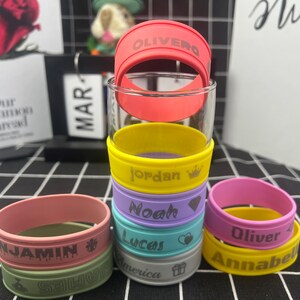 Fascia per bottiglie di bevande, etichette per bottiglie in silicone intagliate, fascette per bottiglie in silicone, regali per bambini, etichette per bottiglie personalizzate, etichette per bottiglie sportive