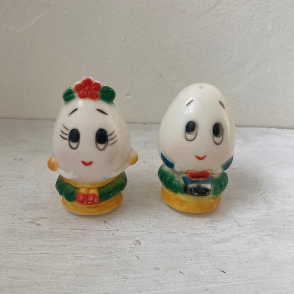Vintage Plastic Humpty Dumpty Salt and Pepper Shakers, Made In Hong Kong, Kitchen Accessories, Fairy Tales, Eggs, Kitsch, Home Decor, Unique